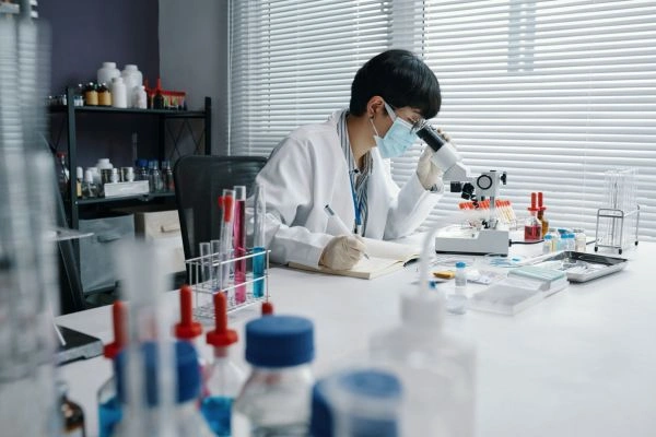 Scientist conducting NAD+ cellular research